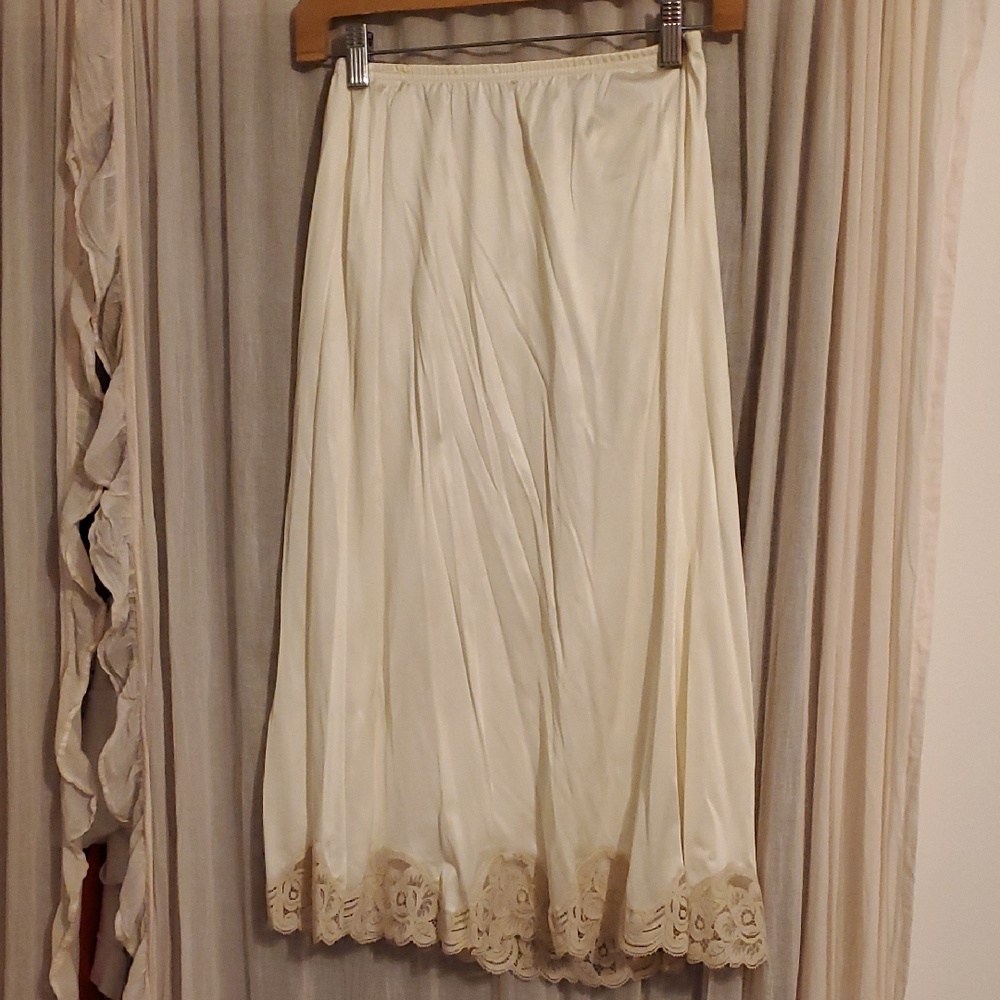 Vintage Satiny Lace Cream/ Off-white Petticoat/ Skirt Size M/L